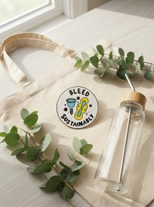 Pin Esmaltado Personalizado 'Bleed Sustainably', Insignia Ecológica para Copa Menstrual, Regalo Sostenible para Activistas del Cero Desperdicio - Product Image 4