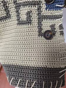 "Poncho de punto frontal abierto con estampado geométrico artesanal con detalles intrincados y detalles de botones" - Product Image 5