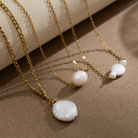 Collier en acier doré avec fermoir anneau, perle baroque surdimensionnée centrale, petites perles latérales décoratives, fermoir à bascule, bijou cadeau pour femme