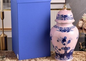 Jarrón de suelo grande de porcelana de alta gama, moderno y ecológico, con tapa pintada a mano con esmalte rojo sobre cerámica, modelo War Horse, para cumpleaños - Product Image 6