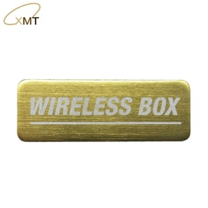 Etiqueta de embalaje de lote de textura grabada con láser de placa de metal de color de relleno grabado en relieve especial con tratamiento de superficie - Product Image 1