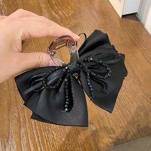 Pince à cheveux requin noire pour femme avec perles de riz et nœud en tissu - Product Image 1