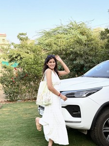 Bolsa de Mano con Diseño Floral Estético de Campos de Lavanda Verde, Fabricada en India, Bolsa de Lona para Mujer, Moda y Regalos en Venta - Product Image 2