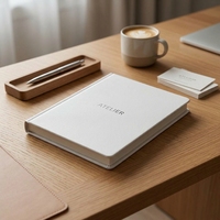 Carnet à couverture rigide en cuir avec lettrage personnalisé pour kits de présentation clients d'agences d'architecture et d'interieur