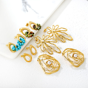 ต่างหูแฟชั่นดีไซน์ดอกไม้ ชุบทอง 18k สแตนเลสสตีล เครื่องประดับสำหรับงานปาร์ตี้ - Product Image 1