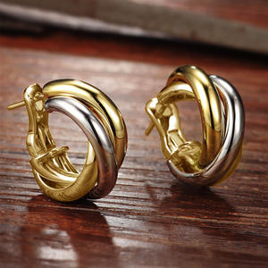 Pendientes Finos Huggie Bicolor de Oro Sólido de 18K, Geométricos, Minimalistas, para Uso Diario, Unisex - Product Image 3