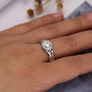 Anello con Quattro Punte di Cristallo per Donne, Elegante Accessorio Vintage con Incisioni per Uso Quotidiano e Feste - Product Image 4