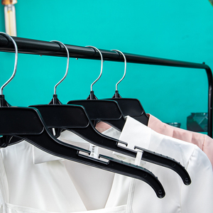 Cintres en plastique noirs personnalisés avec Logo, antidérapants, modernes, peu encombrants, <span class=keywords><strong>pour</strong></span> T-shirt, manteau, chemises, vêtements, <span class=keywords><strong>pour</strong></span> magasin - Product Image 6
