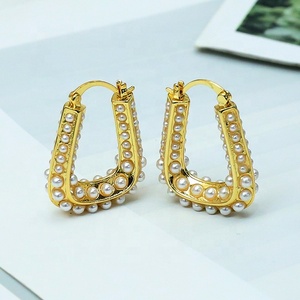 Boucles d'oreilles créoles plaquées or avec perles miniatures de luxe, boucles d'oreilles trapèze en perles exquises, boucles d'oreilles rondes plaquées or, cadeau - Product Image 3