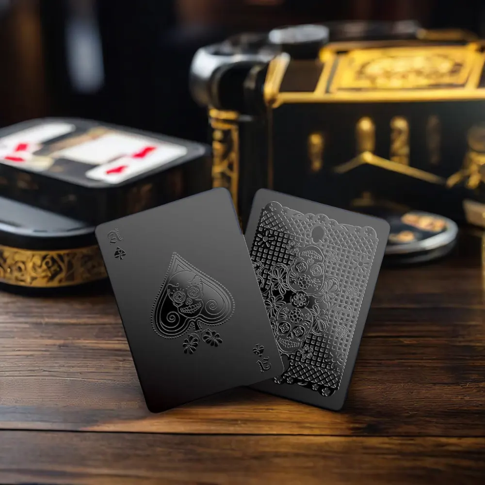 أوراق لعب البوكر المخصصة المطبوعة باللون الأسود والذهبي مع صندوق هدايا مصنوع من مادة البلاستيك وشعار قابل للتخصيص