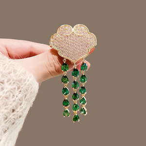Broche de Luxo Feminino com Esmeralda e Design de Nuvem Grande com Franjas para Decoração de Suéter e Terno – Presente Fashion - Product Image 1