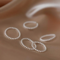 Schöner Glanz Mini 2-3mm runde Perle verstellbarer stapelbarer Stretch Pearl Elastic Cord Ring