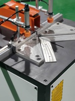 Coupe-angle pneumatique multifonctionnel de haute précision à 45 et 90 degrés pour la protection des coins des portes et fenêtres coulissantes en aluminium