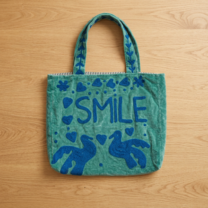 Sac fourre-tout en velours vert fait main sur mesure avec broderie appliquée de lettres SMILE bleu foncé, colombes, cœurs et motifs floraux - Product Image 5