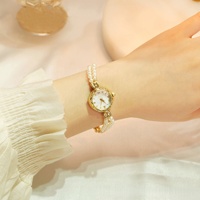 Nouveauté, bracelet-montre pour femme en alliage léger et luxueux, élégant, double rangée de perles d'eau douce, créatif, haut de gamme, sens du style