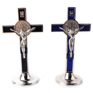 13mm hoog katholiek religieus metalen staand St. Benedictus kruisbeeld met voetstuk - Product Image 6