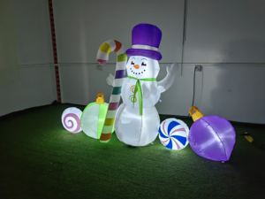 Muñeco de Nieve Inflable Iluminado de 7 Pies con Adornos, Decoración Navideña Inflable para Jardín, para Exteriores - Product Image 5