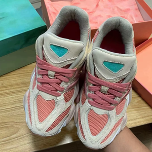 Nouvelles chaussures de sport respirantes pour femmes 9060 - Design luxueux, chaussures décontractées avec semelle épaisse respirante. - Product Image 1