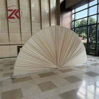 ZKAI Nouvelle Arche Métallique Pliable de Luxe en Forme d'Éventail Semi-circulaire pour Décor de Mariage, Rideau de Voile Blanc en Tissu Plissé Rond