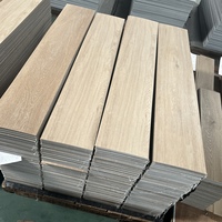 Plancher en vinyle LVT gris clair, résistant à l'usure, pour usage commercial intensif, facile à nettoyer