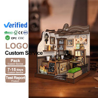 Café de campagne, coin lecture, un puzzle en bois 3D et un kit de maison de poupée miniature avec des sièges extérieurs et des jardinières
