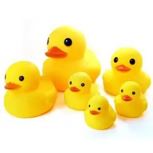Venta al por mayor juguetes pequeños de caucho-Pato de agua para baño de bebé, juguete pequeño de pato de goma amarilla con silbato BB, venta al por mayor