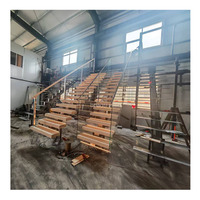 Escalier droit moderne à monopoutre pour intérieur, marches en bois massif, garde-corps en câble d'acier inoxydable, pour appartement et villa