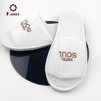 Pantoufle jetable en tissu éponge blanc avec logo