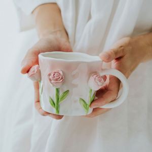 Tasse en céramique 3D peinte à la main avec des lys de la vallée et des tulipes, fleurs créatives en relief irrégulières façonnées à la main - Product Image 4
