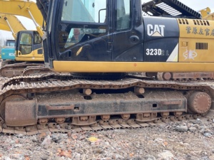 รถขุดตีนตะขาบไฮดรอลิก CAT 323D2L 23 ตัน มือสอง เครื่องยนต์ดีเซล Caterpillar C7.1 สำหรับงานก่อสร้างหนัก งานเหมือง และงานดิน - Product Image 3