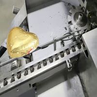 Machine d'emballage de chocolat en forme de cœur avec film métallisé, haute efficacité, distribution de colle entièrement automatique, sur mesure