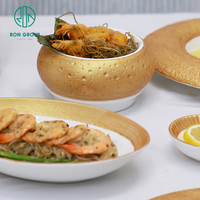 Assiette ronde blanche peu profonde avec bordure dorée Texture mille roches en céramique