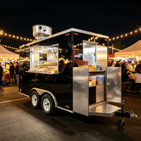 Commerciële foodtrailer met gasfriteuse en mandenstation voor knapperig gebakken zeevruchten en calamari in een Aziatische nachtmarkt.