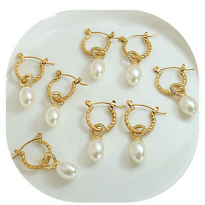 ต่างหูแฟชั่นหรูหรา ดีไซน์เรขาคณิตทันสมัย ชุบทอง 18K สแตนเลสประดับมุก แบบห้อย สำหรับทุกเพศ - Product Image 1