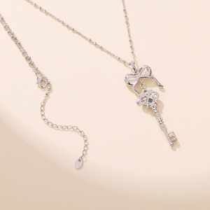 Collier pendentif clé plaqué argent avec breloque nœud en zircon cubique bleu, chaîne en alliage pour femme, bijoux à porter au quotidien - Product Image 4