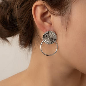 Pendientes Largos de Acero Inoxidable de Moda Vintage, Sin Deslustre, Chapados en Oro de 18K PVD, Pendientes de Disco Texturizados para Mujer - Product Image 2