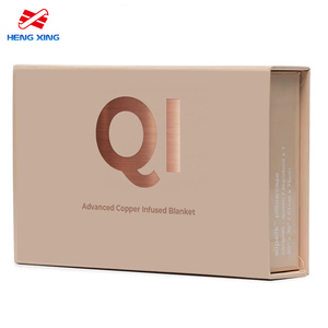 Boîte cadeau magnétique rigide avec estampage à chaud de logo personnalisé, en carton recyclable pour l'emballage de vêtements, de chaussettes, de produits de luxe pour bébé<span class=keywords><strong>s</strong></span> en mousseline - Product Image 1