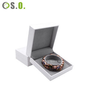 Boîte à bijoux carrée en similicuir PU blanc, personnalisable avec logo, pour bagues de mariage et boucles d'oreilles – Emballage cadeau très prisé - Product Image 4