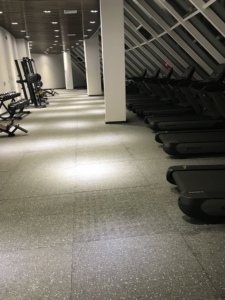 <span class=keywords><strong>Precio</strong></span> de fábrica Gimnasio Piso Alfombra Rollo Azulejo de goma de hierba <span class=keywords><strong>artificial</strong></span> de alta calidad - Product Image 2