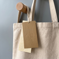 Étiquettes suspendues personnalisées en papier kraft Tyvek pour vêtements, avec texture froissée, résistantes à l'eau et attaches à verrouillage rapide