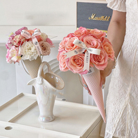 Boîte à fleurs en forme de cône de crème glacée, petit bouquet de fleurs de rose suspendu à la main portable, emballage de fleurs de fleuriste avec poignée