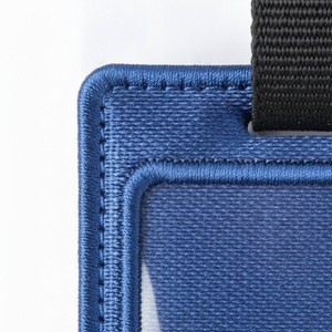 Étiquette de bagage brodée personnalisée en tissu avec fenêtre transparente pour l'adresse et sangle réglable – Idéale pour les voyages et comme cadeau - Product Image 5