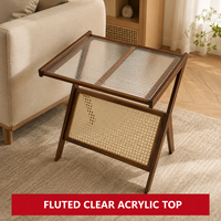 Table d'appoint moderne du milieu du siècle avec plateau en acrylique transparent, table basse en acrylique cannelé avec porte-revues