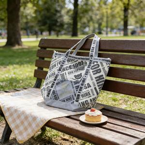 Sac fourre-tout en toile épaisse personnalisé style streetwear avec impression intégrale, poignées en sangle, fermeture éclair et poche avant - Product Image 1