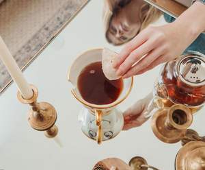 Taza esculpida 3D de cerámica con adorno metálico dorado de <span class=keywords><strong>La</strong></span> <span class=keywords><strong>Bella</strong></span> <span class=keywords><strong>y</strong></span> <span class=keywords><strong>La</strong></span> <span class=keywords><strong>Bestia</strong></span>, 20 onzas - Product Image 6