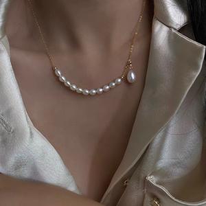 Collar de Perlas de Agua Dulce Naturales con Baño de Oro de 14K, Cadena Ajustable para Clavícula, Estilo Lujoso y Moderno para Chicas - Product Image 1