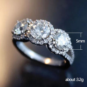 Anello da Donna F835 in Oro Bianco con Diamante Taglio Brillante Rotondo Colore D Naturale, Anello di Fidanzamento con Diamanti Laterali - Product Image 5