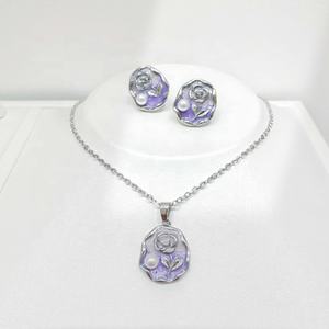 Precio de fábrica: Conjunto de joyería de plata 925 con esmalte, aretes y collar de perlas con diseño de flor coreana, estilo trébol, único y moderno. - Product Image 1