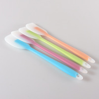 Usine pas cher prix de gros résistant à la chaleur de qualité alimentaire cuisine accessoires de cuisson conception d'impression spatule en silicone personnalisé
