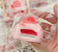 Jouets anti-stress à presser en forme de gâteau à la crème au lait fraise mignon, jouets TPR Kawaii Mochi Cake Soft Taba Squishy à remontée lente